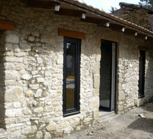 Pose d'ouvertures sur maison restaurée
